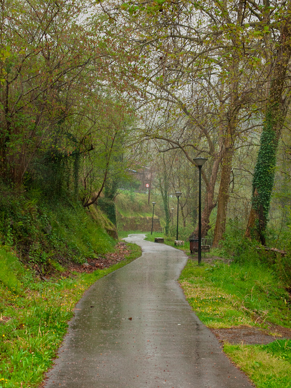 Lluvia na vía verde de Returbiu (Fot.: Carlos Salvo).