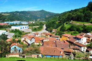 Aldea de Lloredo y el Picu Gua (Fot: Asoc. Cultural Los Averinos)