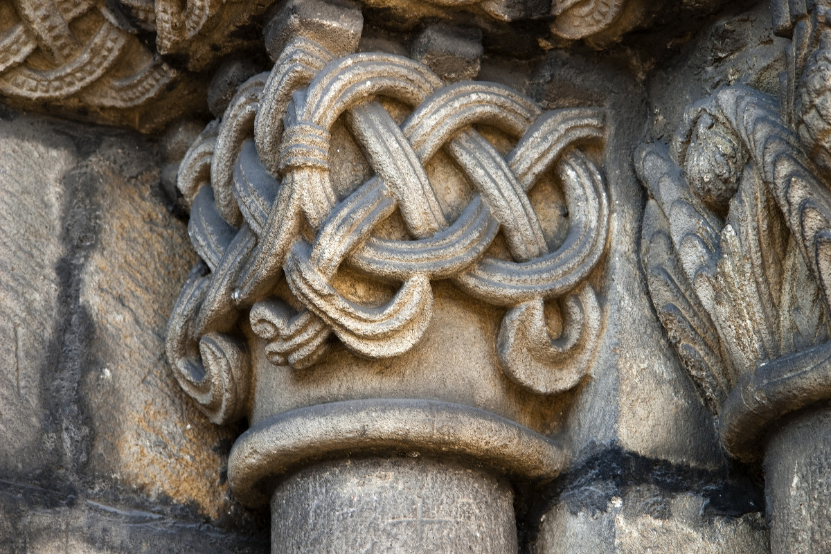 Capitel Entrelazos Raíz Celta Iglesia de Santa Eulalia (AF Semeya)