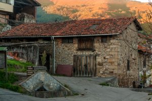 Casona y fuente en Vil.lar de Gal.legos  (Fot. Ana Belén Rodríguez - AF Semeya).