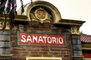Detalle de la fachada del sanatorio - Bustiello (Fot: Yolanda Suarez - AF Semeya)