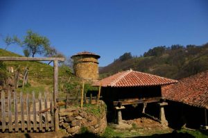 Hórreo y Palomar Palacio del Valletu