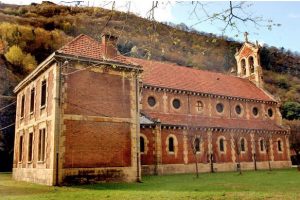 Lateral Iglesia de San Claudio de Bustiello