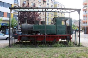 Locomotora SHE 11 junto a la Antigua Estación de Ferrocarril Vasco Asturiana