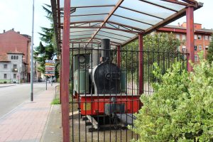 Locomotora de vapor FM 102 situada en los Jardines de Juan XXIII, Oñón