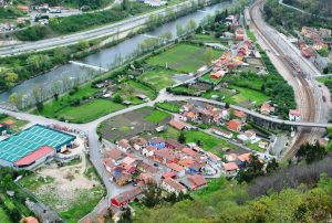 Vista de Ablaña de Abajo y su vega (Fot: Asoc. Cultural Los Averinos)