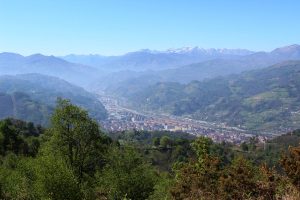 Vista de Mieres desde el miraor Entrepicos.