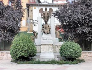 Vista frontal Monumento a Teodoro Cuesta