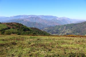 Vistas de Valle Nicolasa, gobernado por el Picu Llosoriu y  detrás  la Sierra del Aramo, desde el área recreativa La Teyerona.