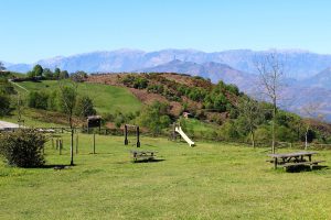 Vistas del área recreativa La Teyerona, el picu Llosoriu y Sierra del Aramo.