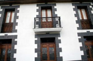 Detalle de los ventanales de la Antigua Escuela de Carcarosa