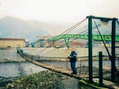 Antiguo puente colgante sobre el río Caudal.