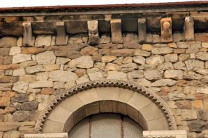 Detalle arco y canecillos Iglesia Parroquial de Santa María Magdalena