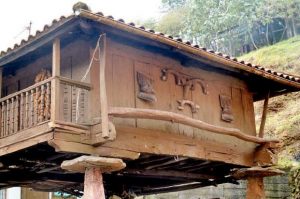 Detalle del hórreo de Santa Rosa