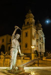 Escanciador de sidra e Iglesia de San Juan Bautista de noche (Fot. Yolanda Suárez - AF Semeya)