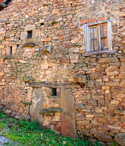 Fachada de una vivienda de San Xusto - Turón (Fot: José Luis Soto)