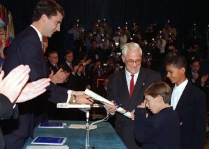 Momento en el que el Padre Ángel recoge el Premio Príncipe de Asturias 1994