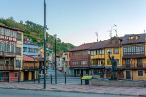 Panorámica plaza del Requexu y Escanciador de sidra (Fot. Ana Belén Rodríguez - AF Semeya)