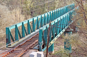 Puente viejo sobre río Caudal