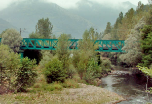 Vista al Puente viejo sobre río Caudal