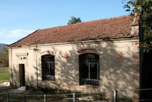 Antigua escuela mixta y vivienda para maestro - Rozaes de Bazuelo