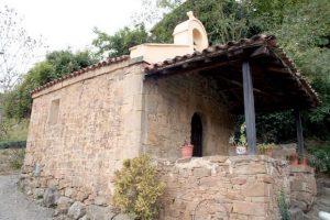 Capilla de la Virgen de las nieves, Viesca, Cuna