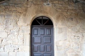 Detalle de la entrada a la capilla de la Virgen de las nieves, Viesca, Cuna