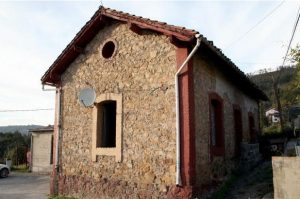Edificio de la antigua escuela Los Tendeyones - La Rebollá