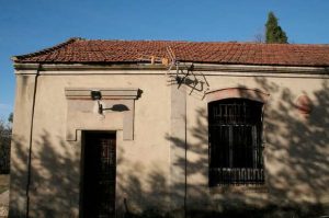 Edificio de la antigua escuela mixta y vivienda para maestro - Rozaes de Bazuelo