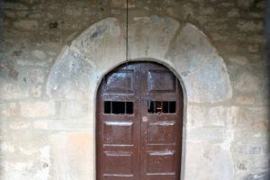 Entrada a la capilla de Santa Ana y San Antonio Abad, Carcarosa, Turón