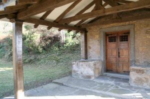 Entrada a la capilla de Santa Bárbara, Brañanoveles, Mieres