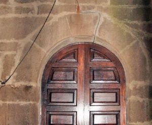 Entrada a la capilla de la Virgen de los Remedios, El Dochal, Urbiés