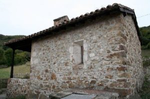 Vista lateral de la capilla de San Ándres y Santa Bárbara - Paxio, Cuna