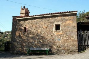 Vista lateral de la capilla de la Soledad, Enverniego, Turón