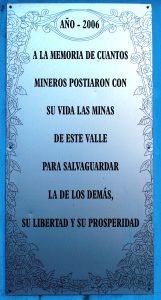 Detalle placa Monumento a los Mineros Fallecidos Valle Turón