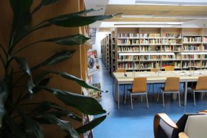 Vista de la sala de lecturas de la biblioteca pública de Mieres