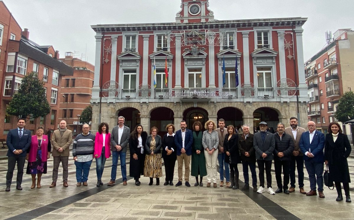 Corporacion Municipal Con Manuel Angel Alvarez En Su Nombramiento Como Alcalde De Mieres